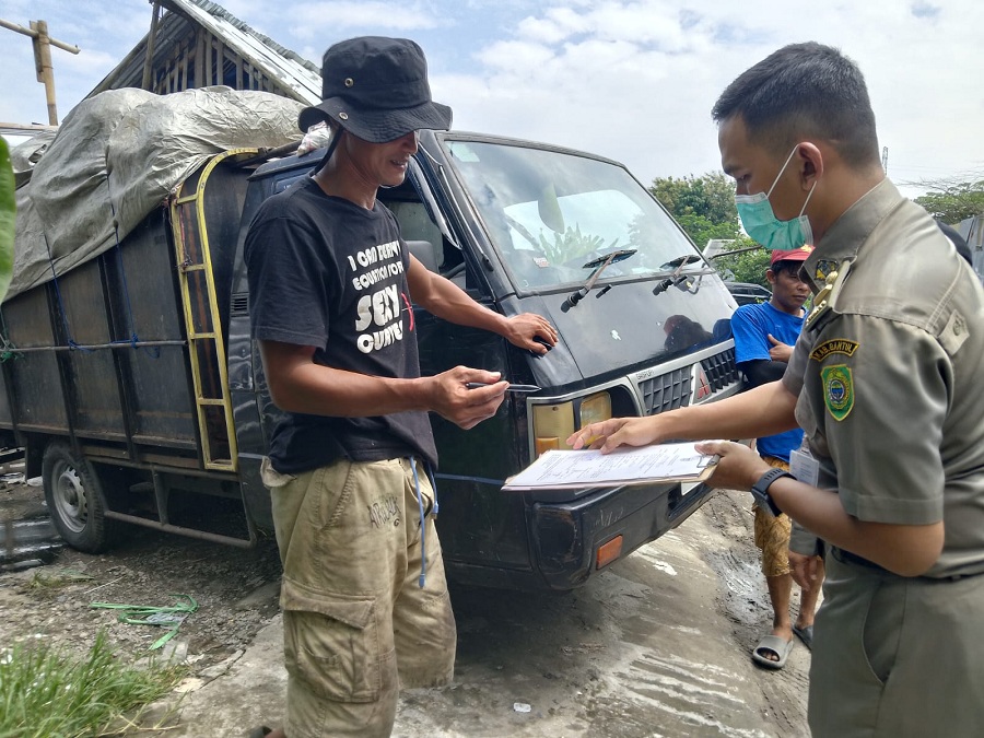 DIPANGGIL: Enam orang pengelola TPS Ilegal di Bantul ditindak Satpol PP untuk ditutup oprasionalnya.