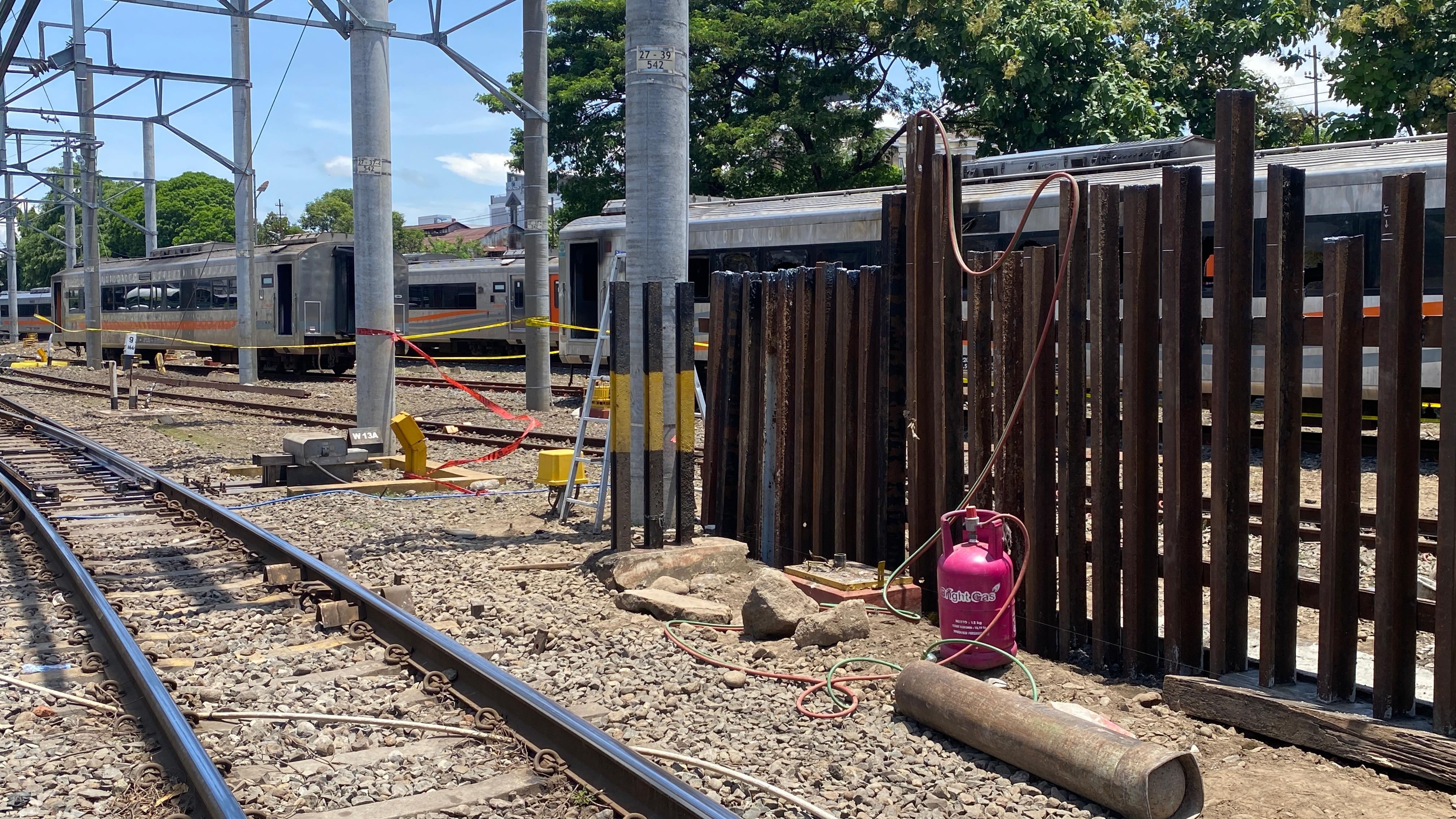 Pagar besi baru yang dibangun pasca adanya kebakaran di lokasi stabling kereta stasiun Tugu Jogja.