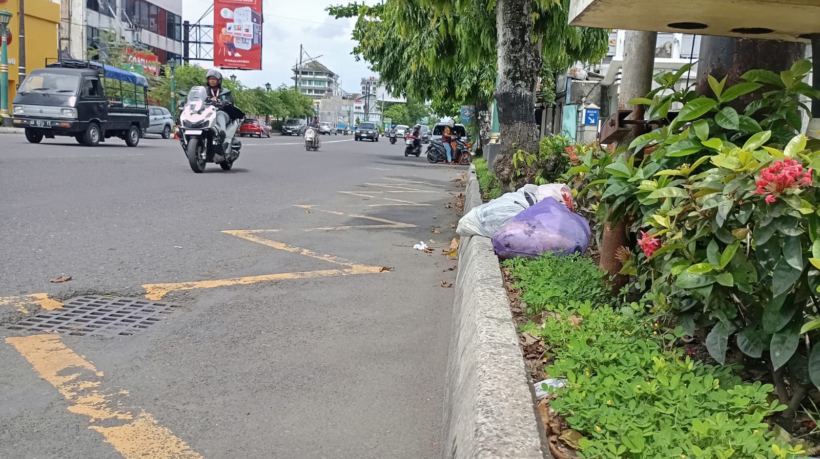 Kondisi tumpukan sampah yang berada di kawasan pedestrian Tugu Pal Putih atau Jalan Jendral Sudirman Jogja, Jetis pada Jumat (14/3/2025).