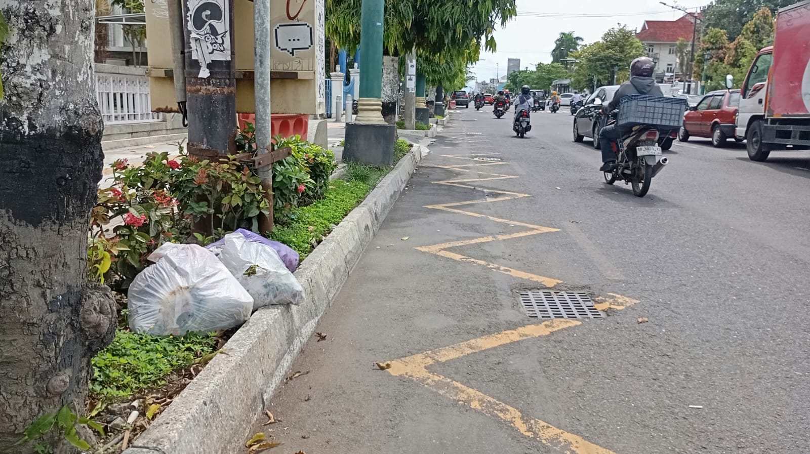 Kondisi tumpukan sampah yang berada di kawasan pedestrian Tugu Pal Putih atau Jalan Jendral Sudirman Jogja, Jetis pada Jumat (14/3/2025).