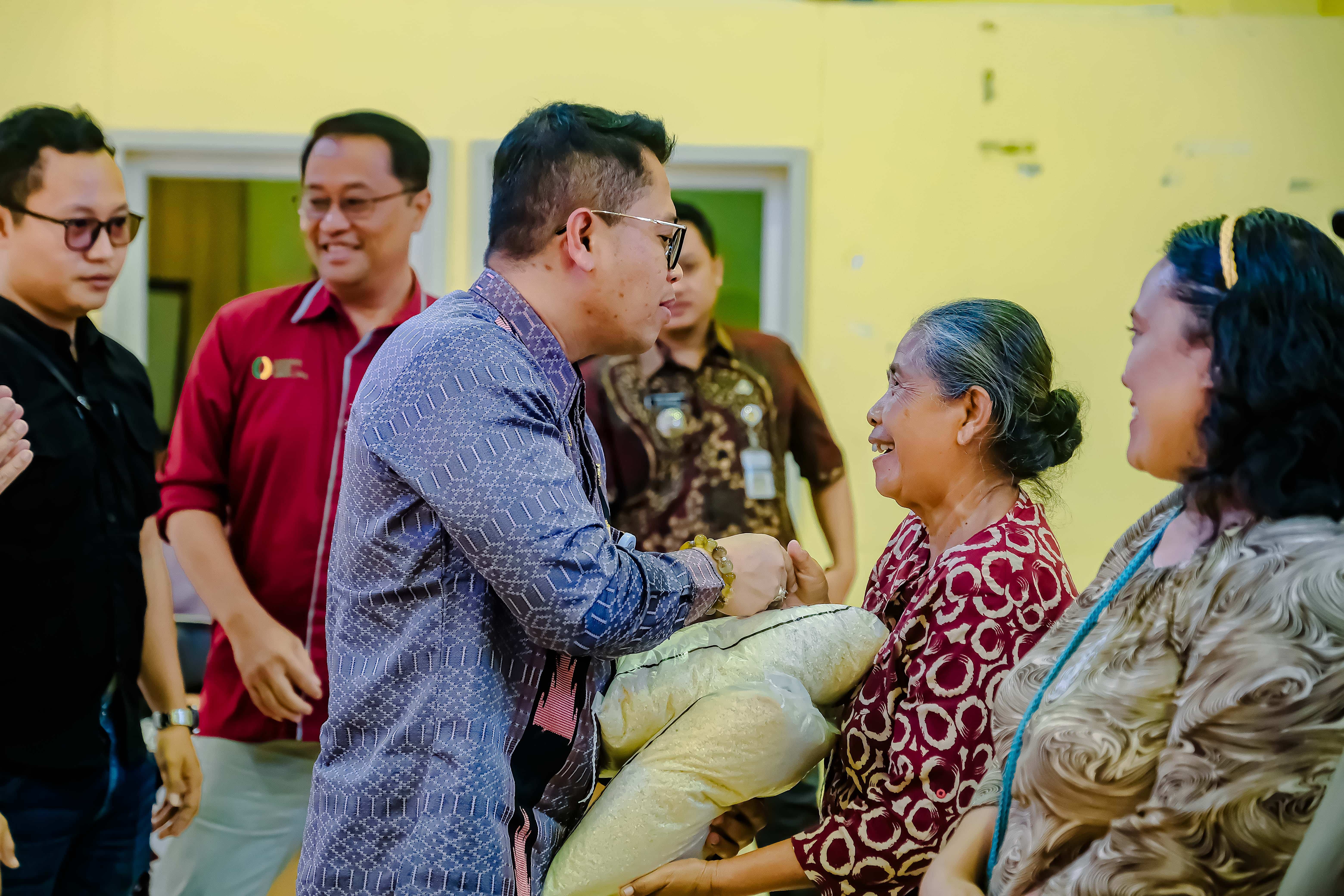 &nbsp;  SIMBOLIS: Wali Kota Magelang Damar Prasetyono memberikan bantuan berupa beras dari Pemprov Jateng untuk warganya.