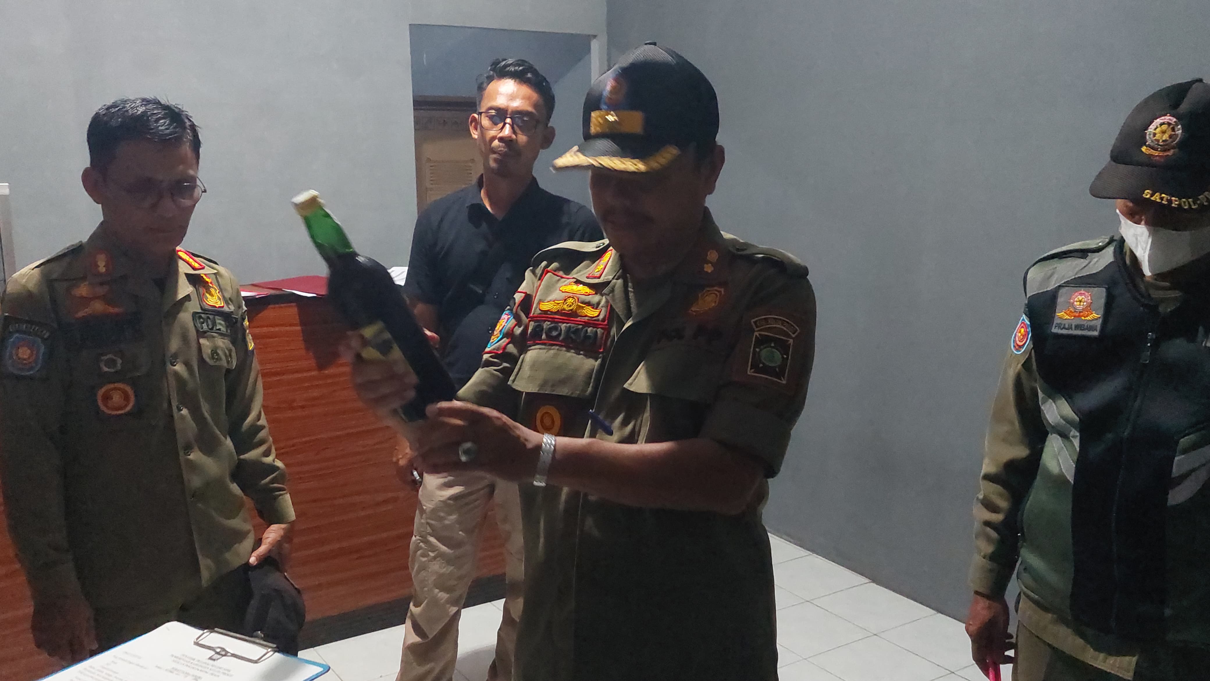 CIPTA KONDISI: Personel Satpol PP gelar operasi dan menemukan mihol di lemari es milik tempat karaoke.