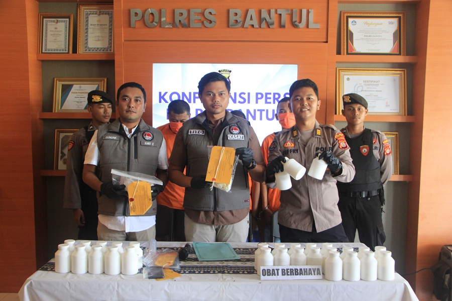 Jajaran Polres Bantul menghadirkan tersangka barang bukti kasus peredaran narkotika dan obat terlarang di Mapolres Bantul, Jumat (14/3/2025).