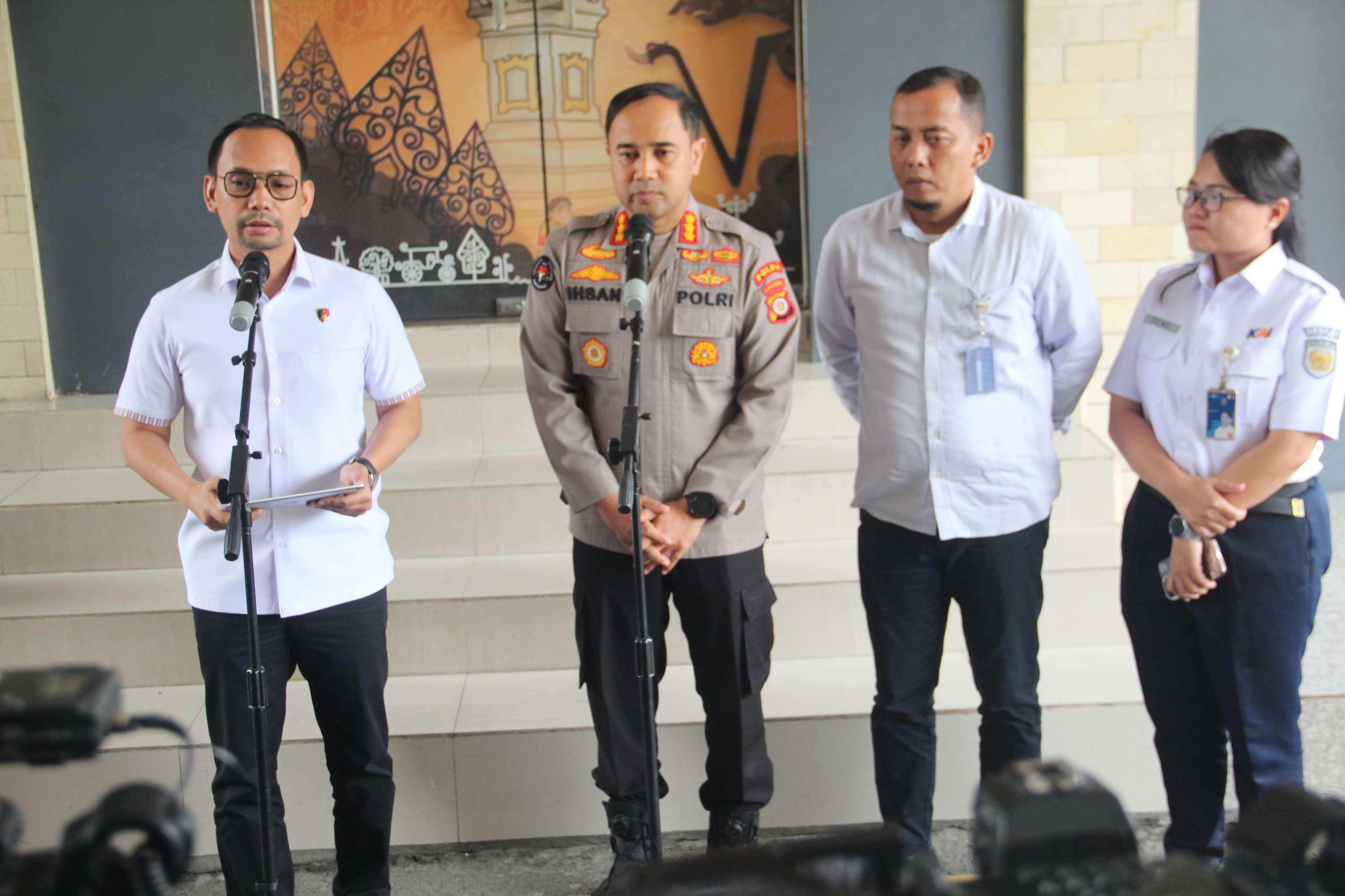 DENDAM: Jajaran Polda DIJ dan PT KAI Daop 6 Jogja saat memberikan keterangan kepada wartawan di Mapolda DIJ, kemarin (14/3).