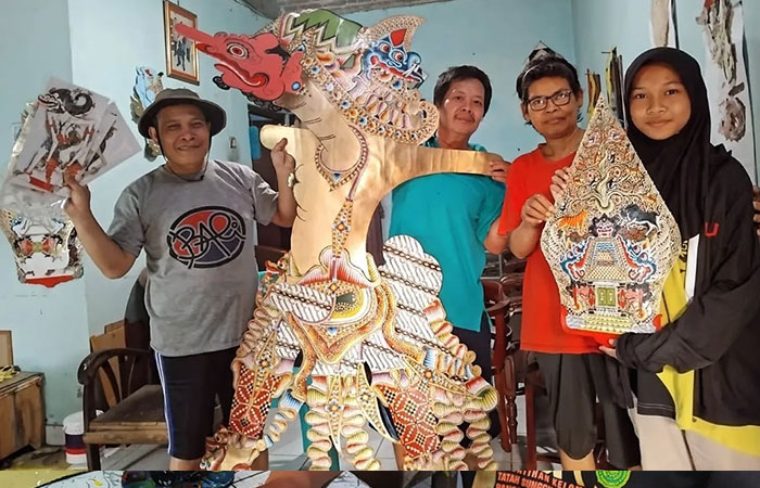 TURUN-TEMURUN: Produk-produk wayang kulit yang dibuat warga Dusun Cabeyan, Panggungharjo, Sewon. Tak hanya warga sekitar DIJ, turis asing pun tertarik ke dusun ini