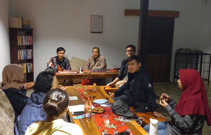 BELAJAR: Anggota komunitas HMC membina petani lokal untuk menanam kopi.&nbsp;