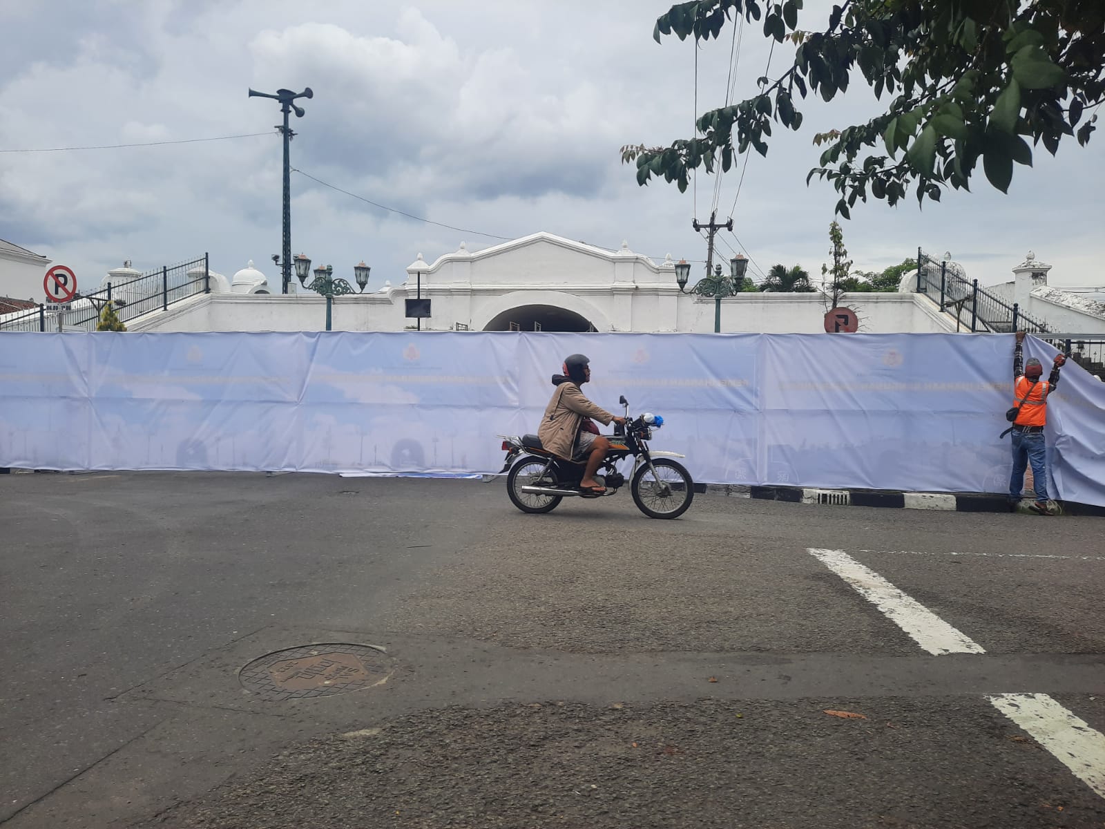 Suasana Plengkung Nirbaya atau Plengkung Gading yang resmi ditutup total Sabtu (15/3/2025) pagi ini.