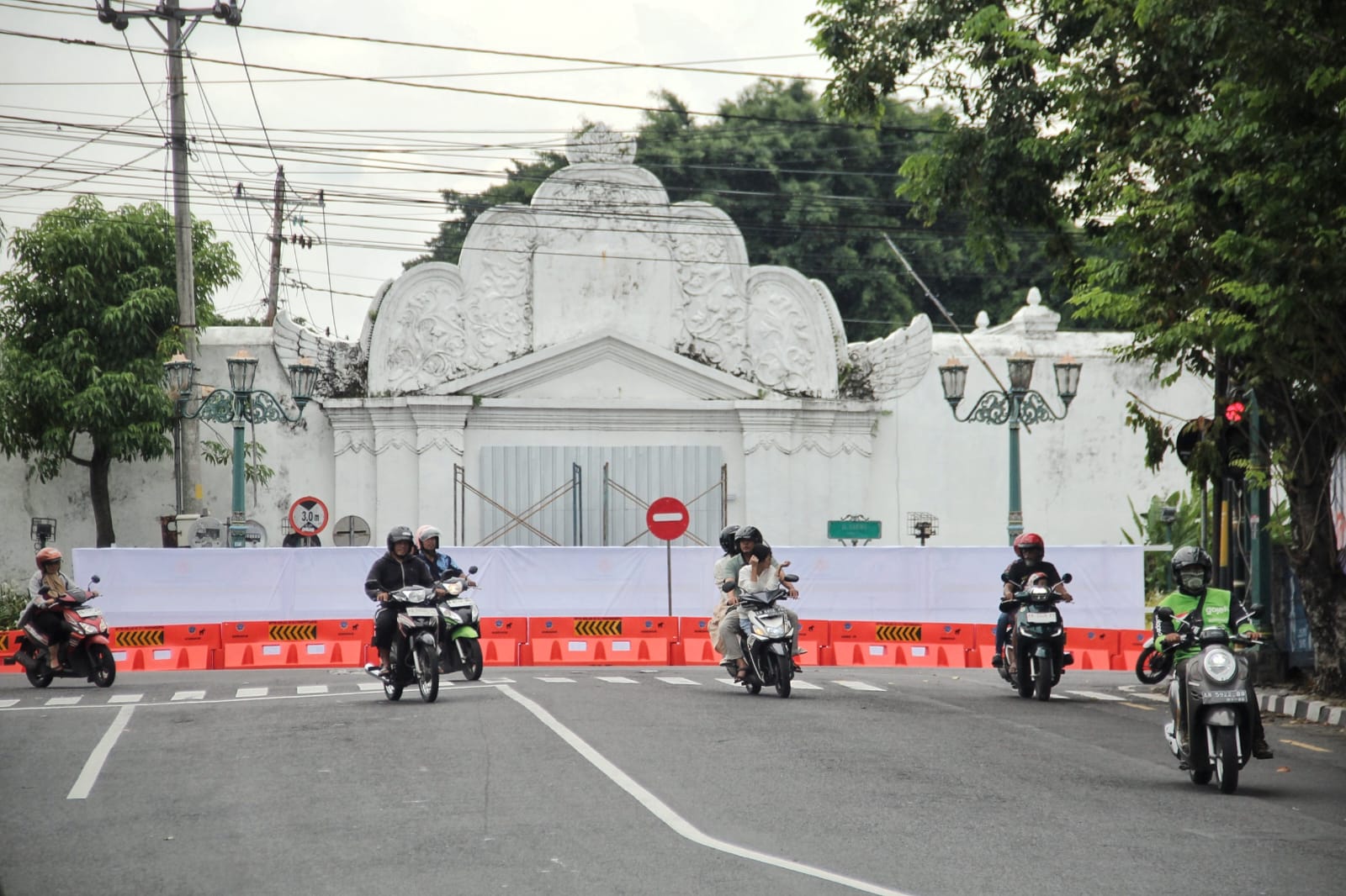 Warga melintas di kawasan Plengkung Gading atau Plengkung Nirbaya yang telah ditutup total, Sabtu (15/3/2025).