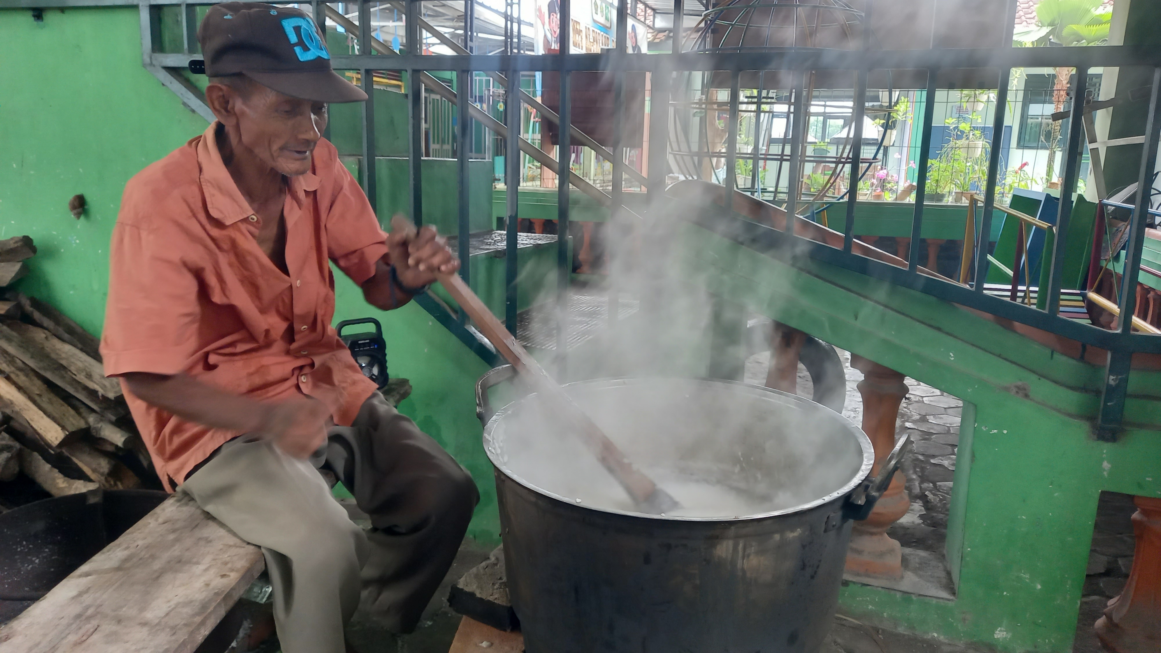ISTIQAMAH: Hasanudin, pembuat bubur di Masjid Sabiilurrosyaad, Kauman, Wijirejo, Pandak. Ia sudah 15 tahun sebagai tukang masak bubur di masjid peninggalan Panembahan Bodh