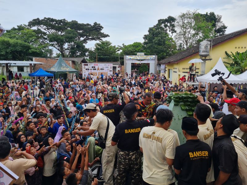 SEMARAK: Warga Desa Gunungpring dan sekitarnya berebut gunungan jemunak di halaman Masjid Al-Ikhlas Minggu (16/3) sore.