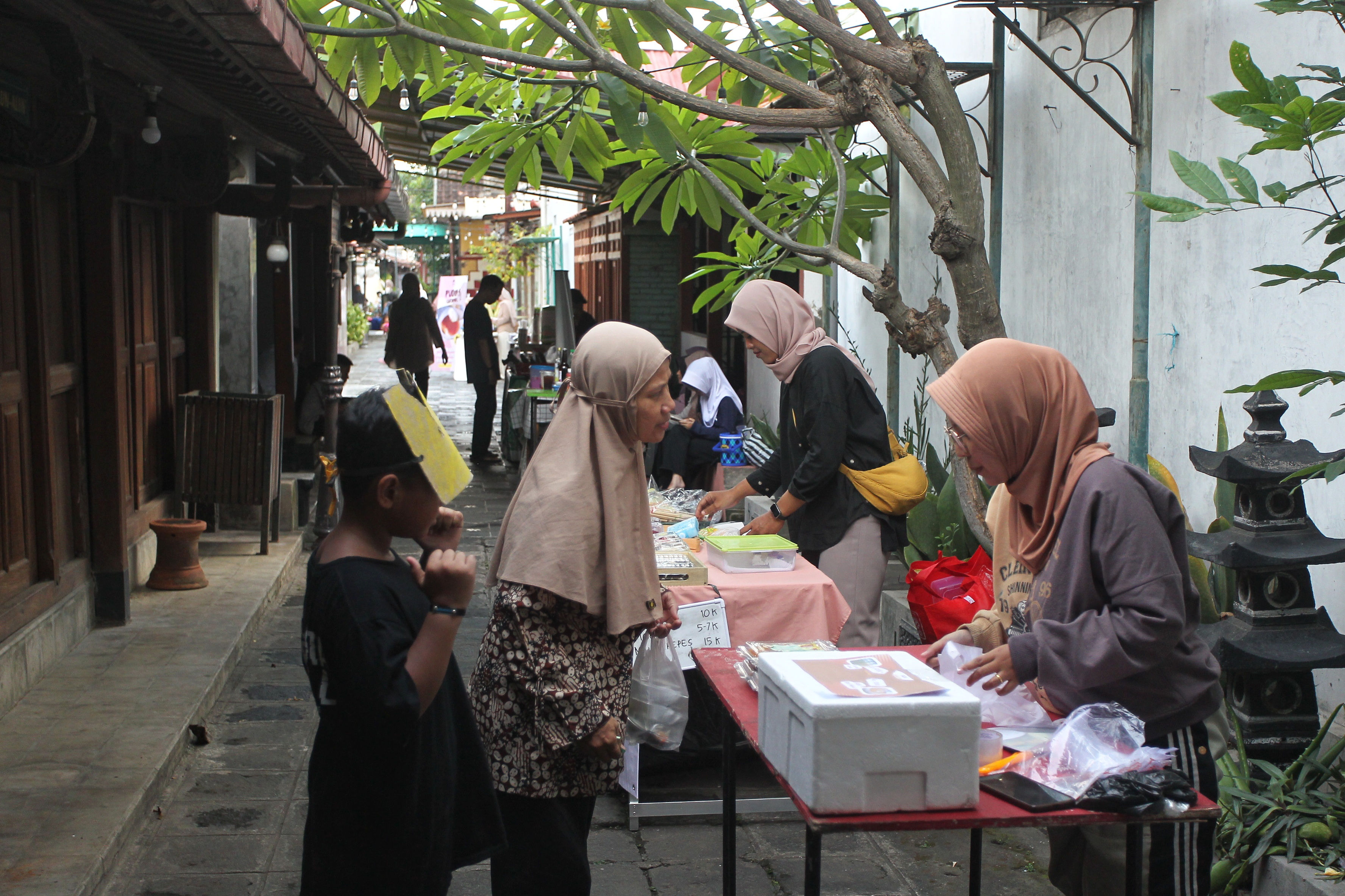 Warga membeli takjil atau menu untuk berbuka puasa yang dijual dalam kegiatan Pasar Pasan di Between Two Gates, Kotagede, Kota Jogja, kemarin (16/3).
