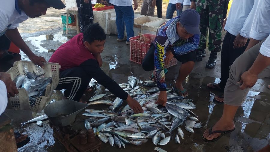 AKTIVITAS: Penjual ikan TPI Trisik melayani pembeli.