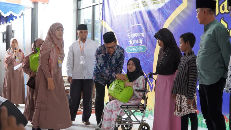 Wakil Bupati Gunungkidul Jok Parwoto turut memberikan bantuan sembako di kegiatan Tabligh Akbar dan Amal Bakti di Stadion Gelora Handayani, Minggu (16/3).