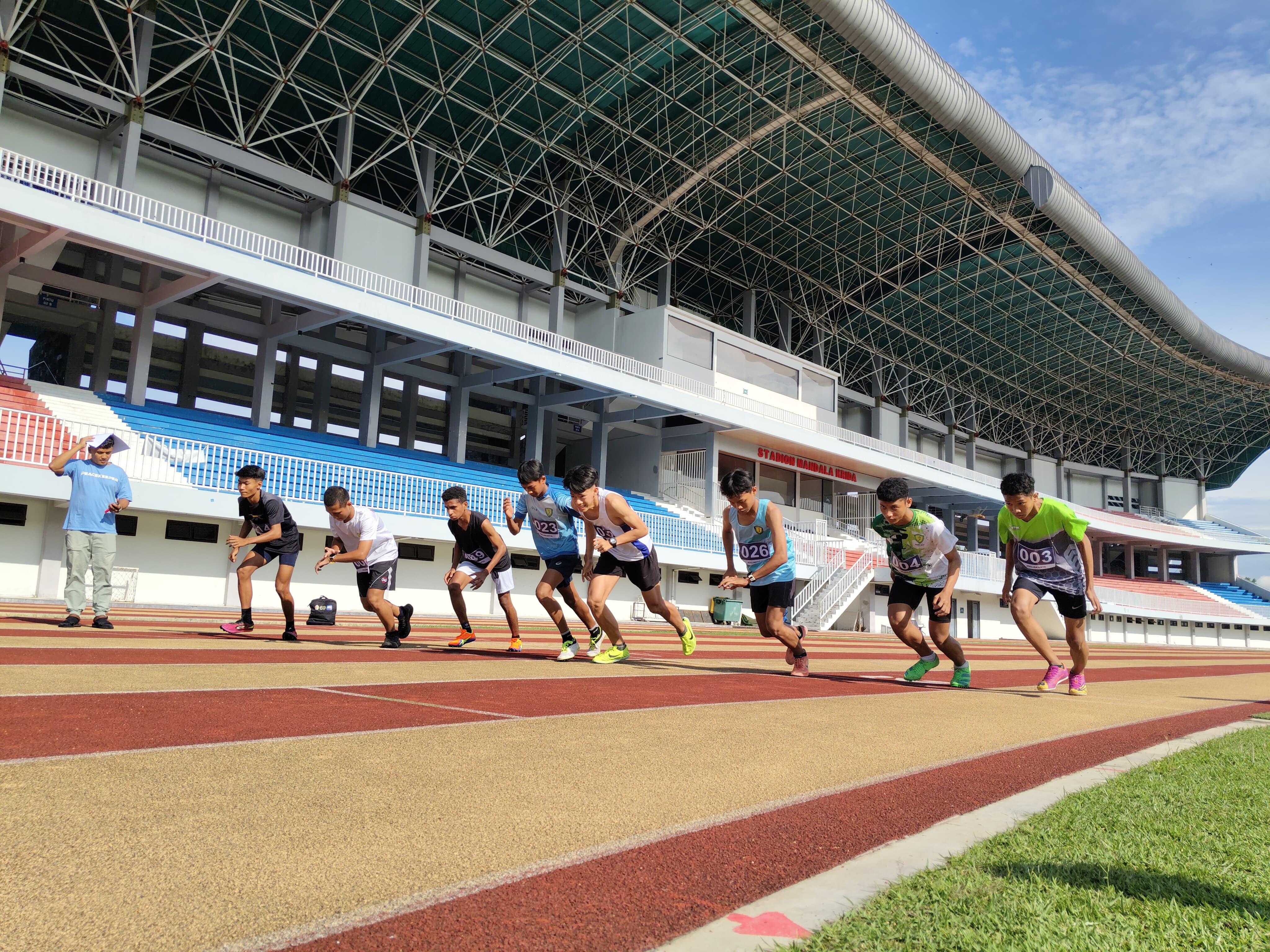 &nbsp;  Keterangan Para atlet atletik Kota Jogja saat latihan di lintasan lari Stadion Mandala Krida