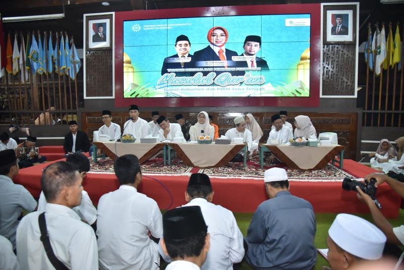SEMARAK RAMADAN: Pengurus Daerah Muhammadiyah (PDM) Kebumen menggelar salat Tarawih bersama sekaligus peringatan Nuzulul Quran di Pendopo Kabumian, Sabtu (15/3).