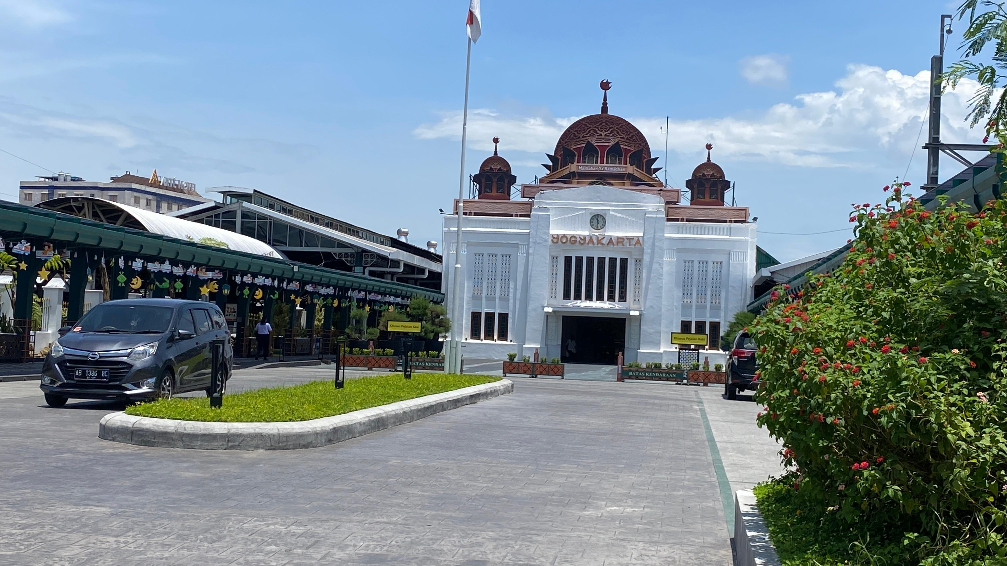 Ornamen kubah masjid realistik yang dipasang di pintu masuk Timur Stasiun Tugu Jogja spesial sambut lebaran, Minggu (16/3/2025).