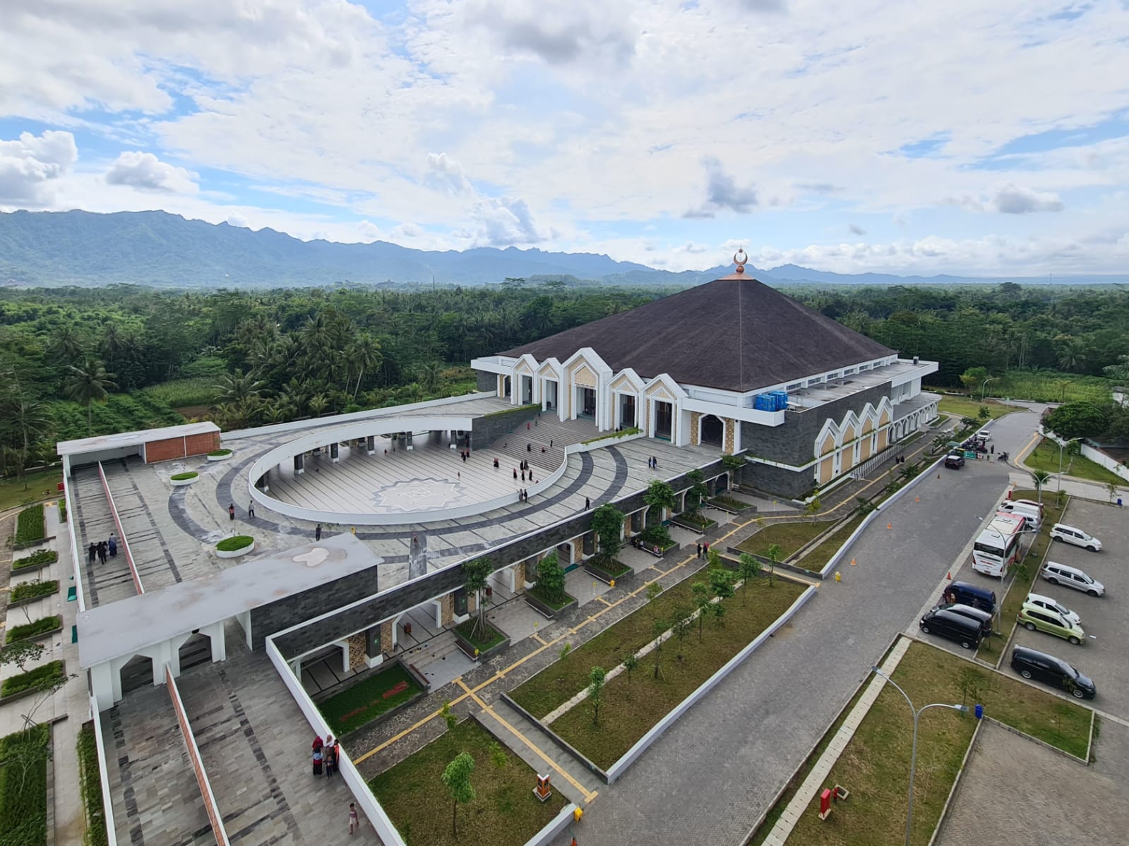 MEGAH: Bangunan MAJT An-Nuur Kabupaten Magelang terlihat megah dari menara pandang (16/2/2025).
