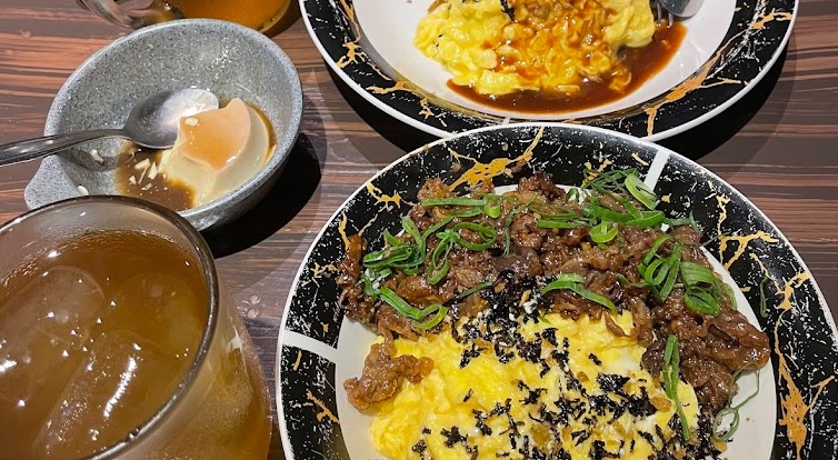 Hidangan Gyudon dan Omurice di Warung Oyako (Sumber: Google Photo by Nftwulandari)