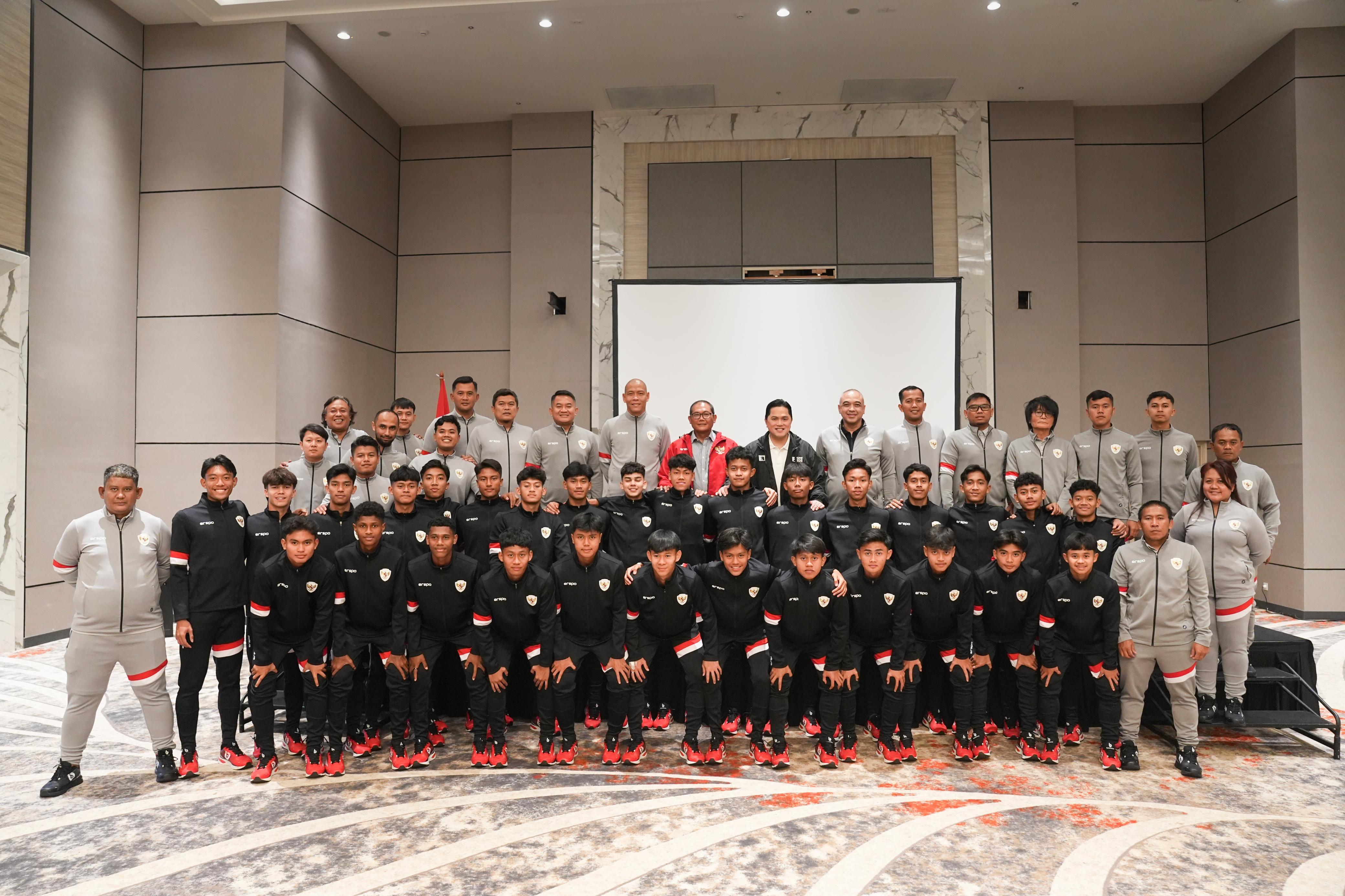 Foto bersama para pemain dan staff timnas Indonesia U17 bersama jajaran petinggi PSSI sebelum berangkat ke Arab Saudi