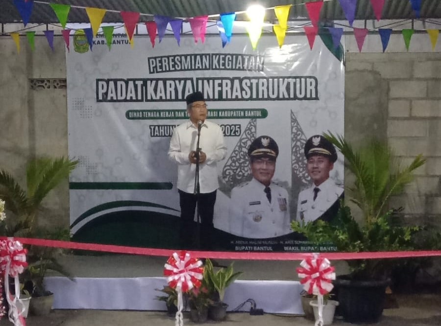 PENGERJAAN SUDAH SELESAI: Abdul Halim Muslih menyampaikan sambutan saat peresmian program padat karya di Kampung Ngrukem, Pendowoharjo, Bantul, Sabtu (13/3/2025).