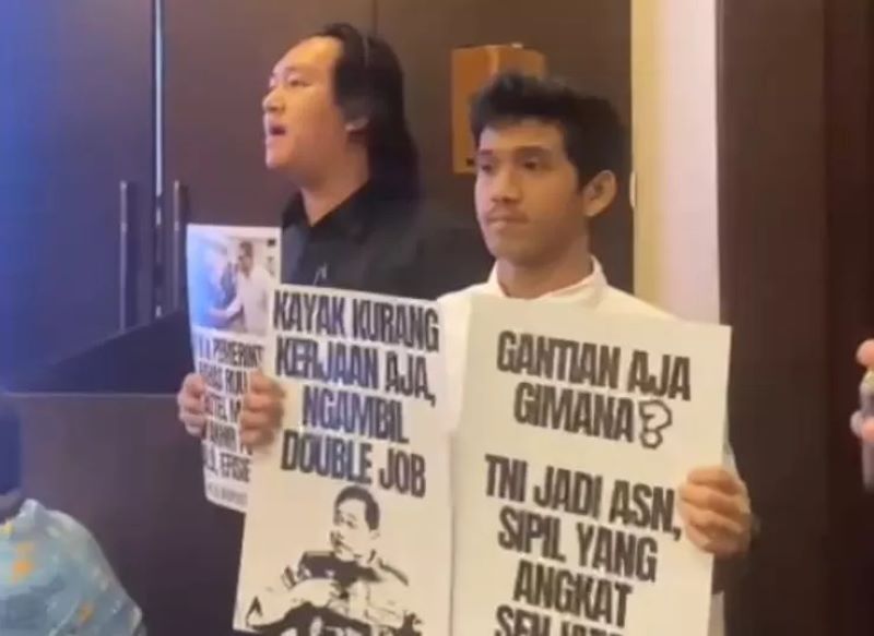 Koalisi Masyarakat Sipil menyayangkan sikap DPR dan pemerintah. Terlebih pembahasan revisi UU tersebut berlangsung di hotel mewah bintang lima, Fairmont Jakarta.