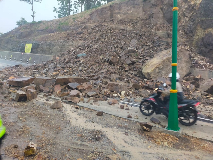 TUTUP AKSES: Longsor menutup semua badan jalan di Bukit Clongop, Gedangsari, Gunungkidul, Senin (17/3/2025) pukul 16.30.