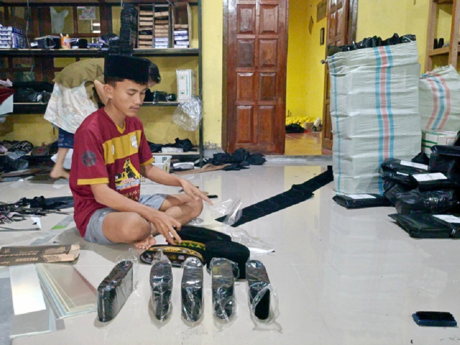 LAYANI PESANAN: Perajin peci di Desa Bojongsari, Kecamatan Alian sibuk mengerjakan pesanan yang naik signifikan seiring bulan suci Ramadan.