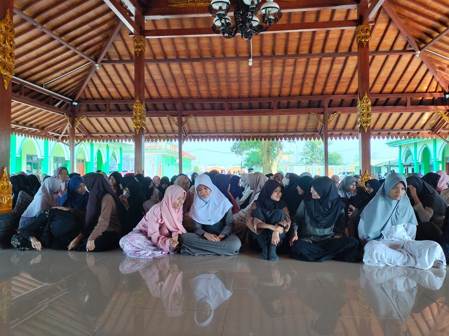 KHUSYUK: Para siswa SMPN 5 Jogja mengikuti rangkaian pesantren kilat Ramadan yang berlangsung di Pondok Pesantren Al Ikhlas, Sleman selama 3 hari 2 malam.