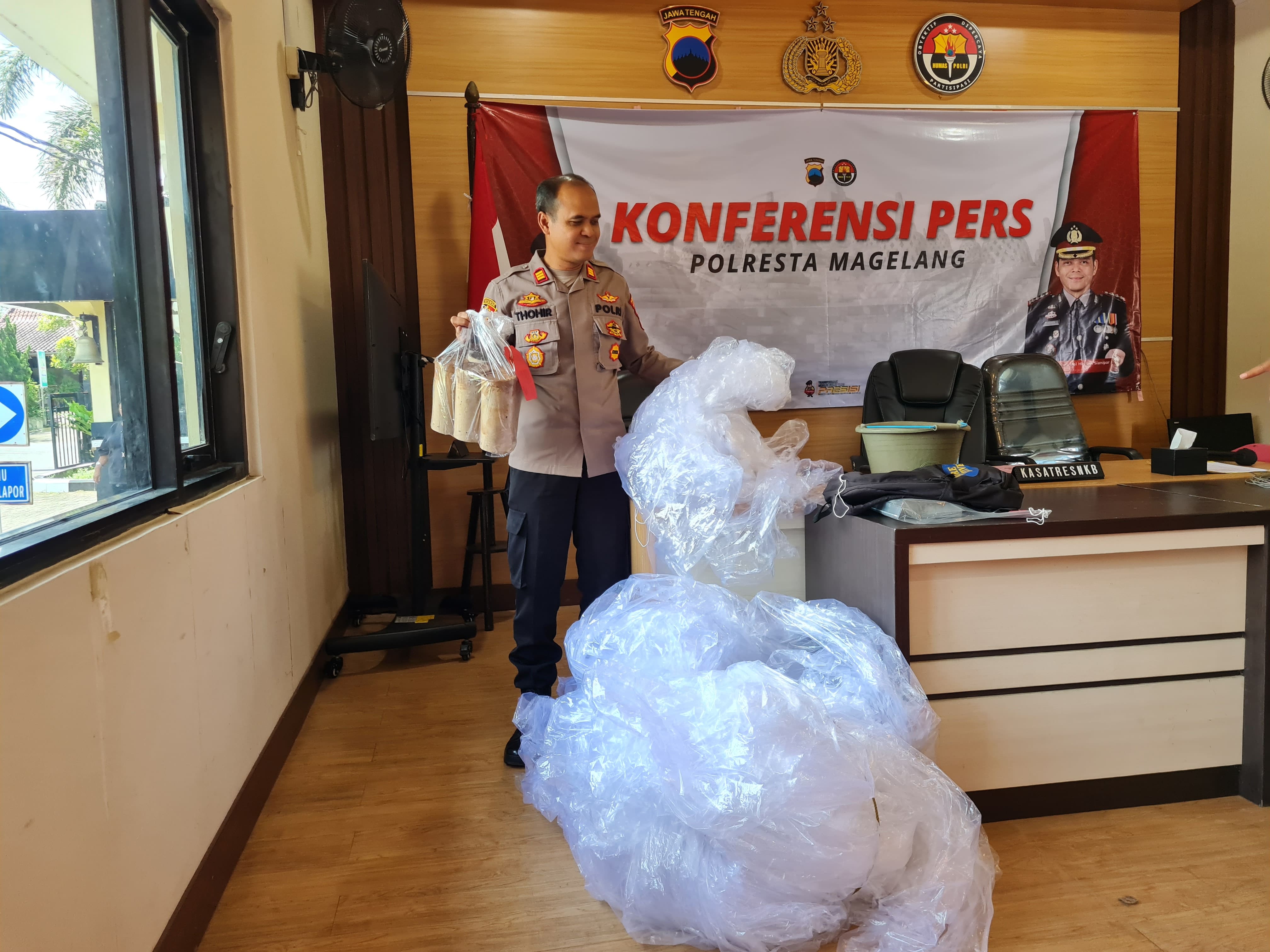 &nbsp;  TUNJUKKAN BB: Kapolsek Muntilan saat menunjukkan barang bukti berupa balon udara, Senin (17/3).