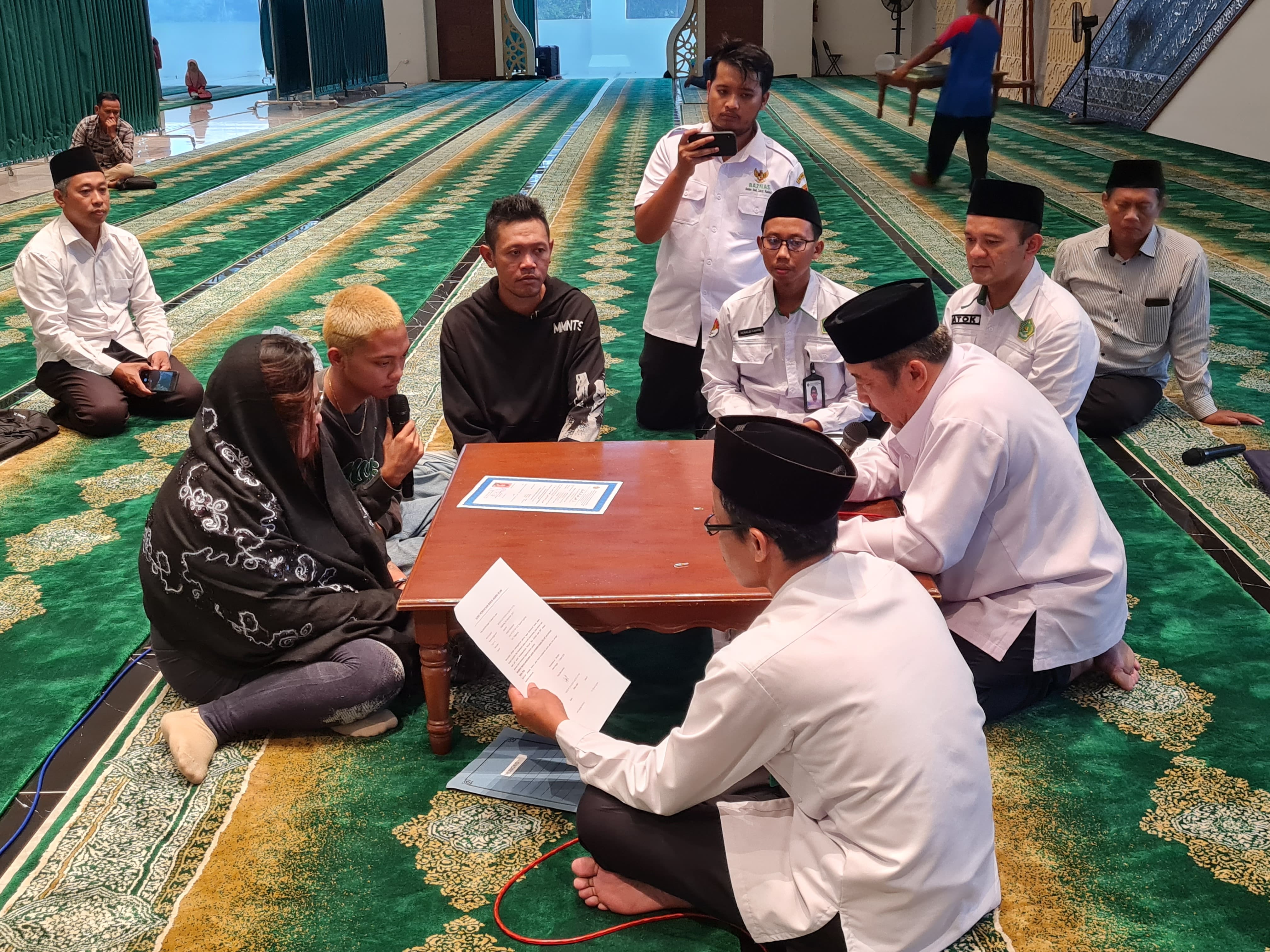 NAILA NIHAYAH/RADAR JOGJA  DAPAT HIDAYAH: Estri Nuryaningsih dan anak sulungnya Benediktus Ruben Valencia Putra, resmi memeluk agama Islam di MAJT An-Nuur Kabupaten Magelang, kemarin sore (17/3).