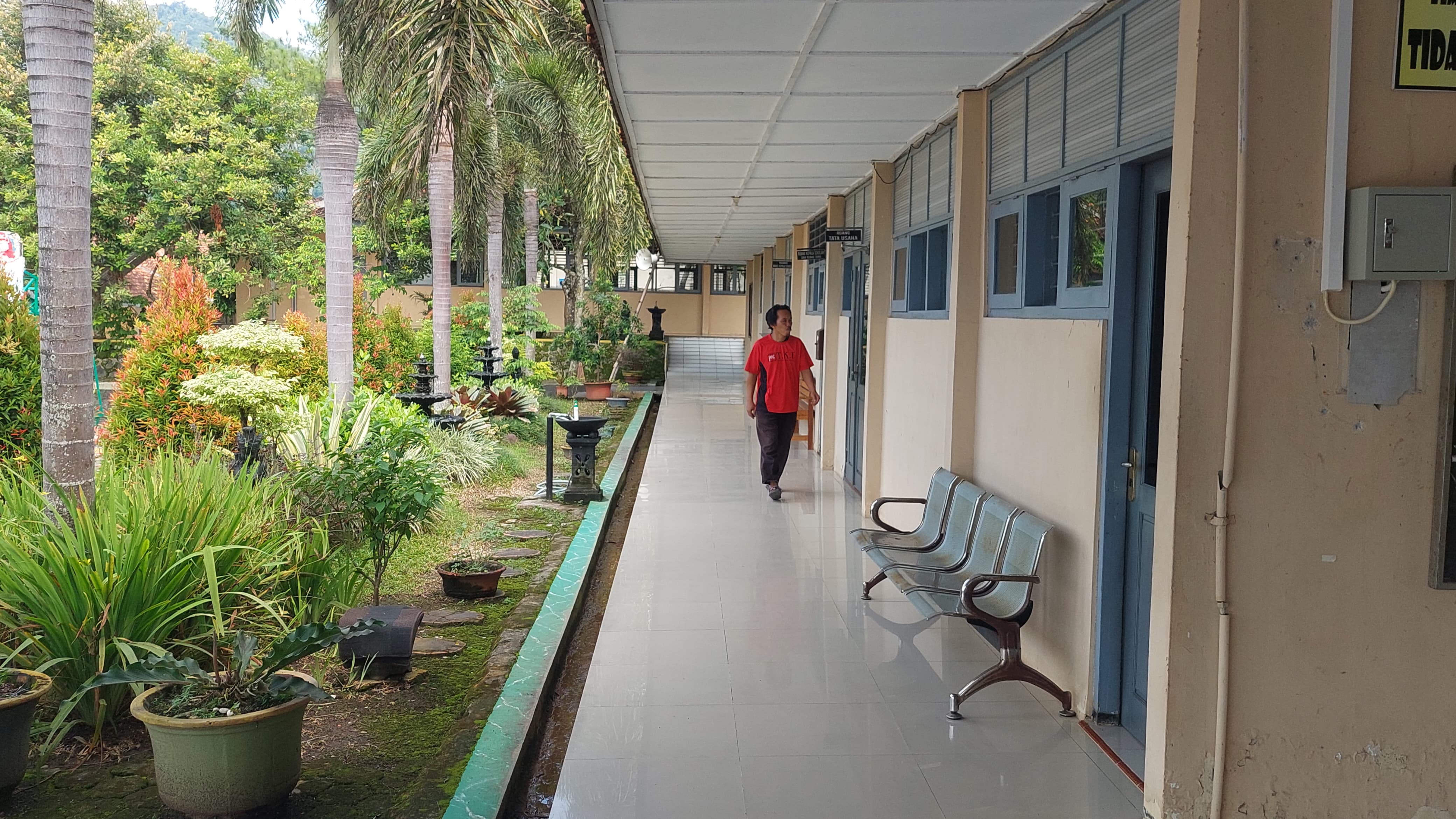 AKTIVITAS: Warga sekolah memeriksa ruangan di SMAN 1 Kalibawang.