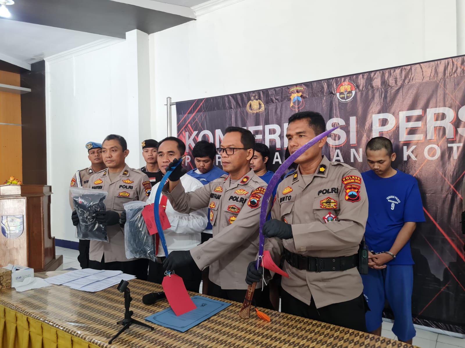DITAHAN: Tiga pelaku penyerangan terhadap warga Kampung Tuguran pada Minggu (16/3/2025) akhirnya ditangkap.
