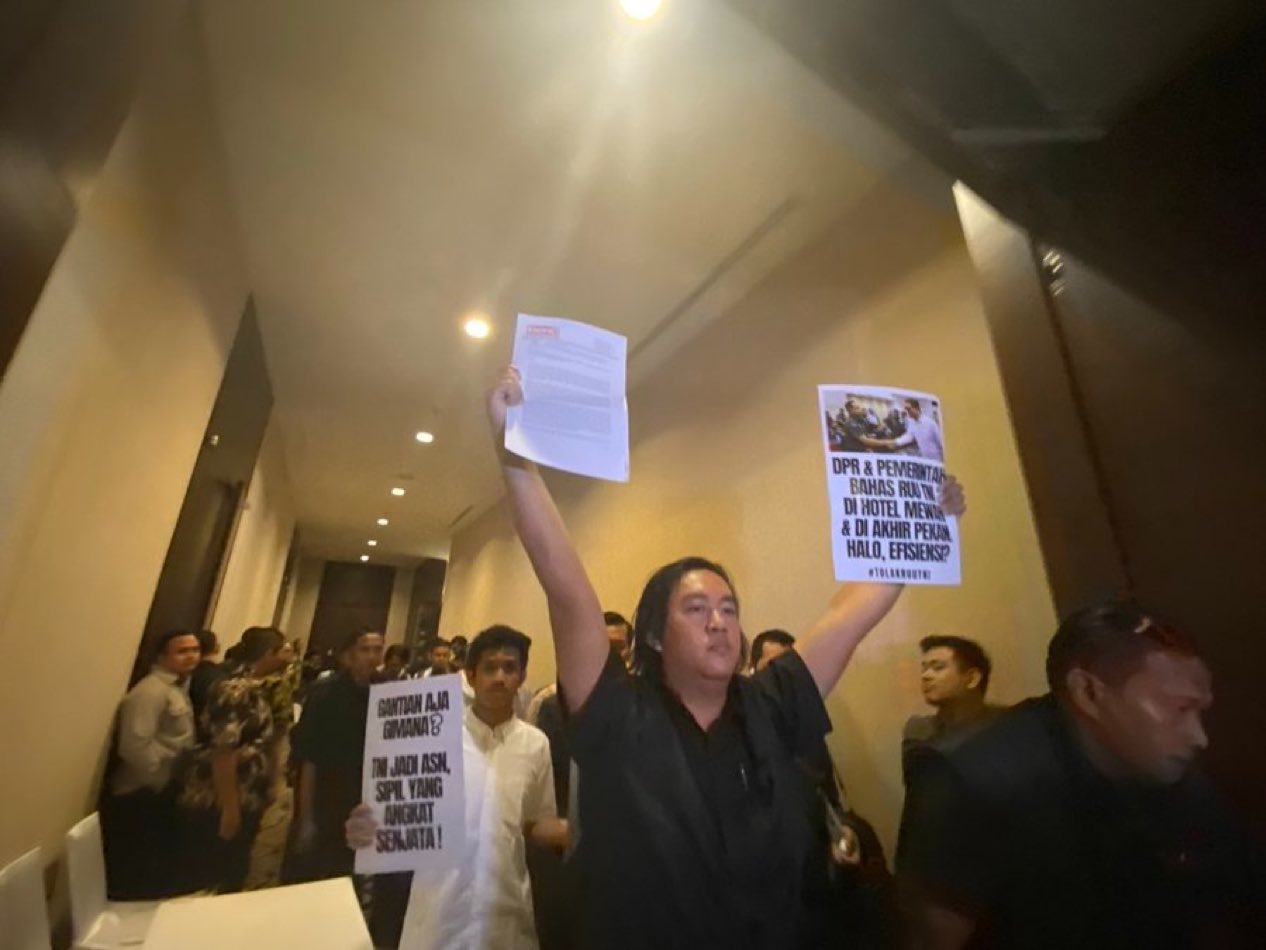 KontraS & Koalisi Masyarakat Sipil mendobrak ruang rapat untuk menyuarakan penolakan RUU TNI.