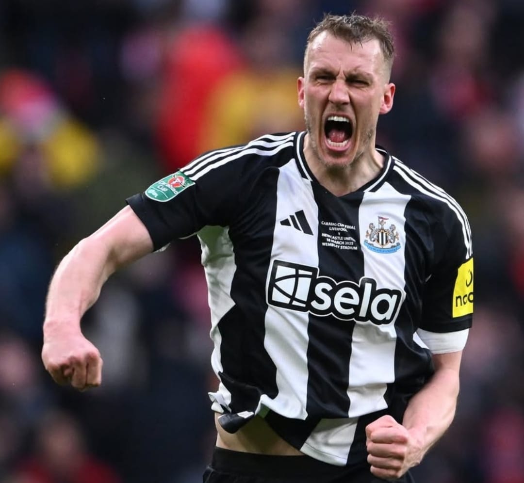 Selebrasi Dan Burn setelah mencetak gol pembuka dalam kemenangan 2-1 Newcastle United atas Liverpool dalam partai final EFL Cup