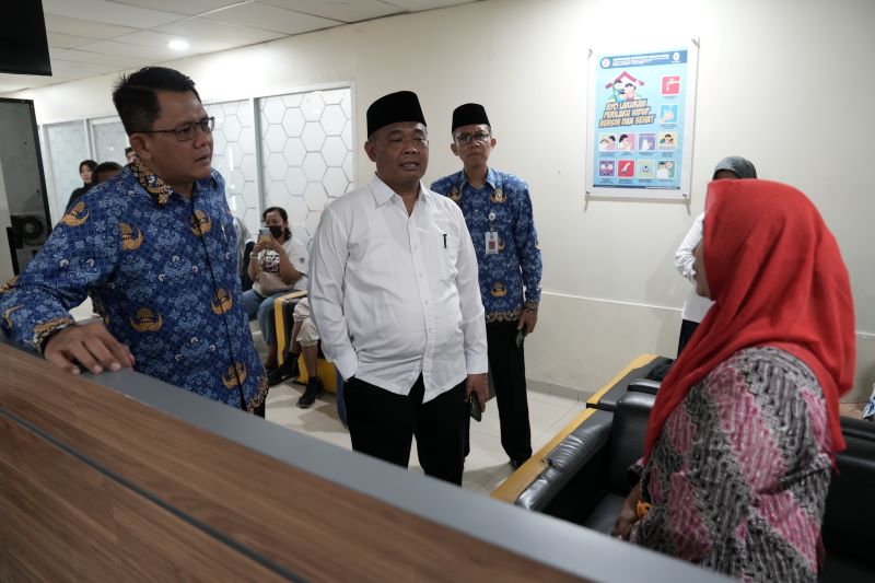 PEDULI SESAMA: Sleman Bupati Sleman Harda Kiswaya dan Wakil Bupati Sleman Danang Maharsa saat menjenguk korban ledakan petasan di RSA UGM Senin (17/3).