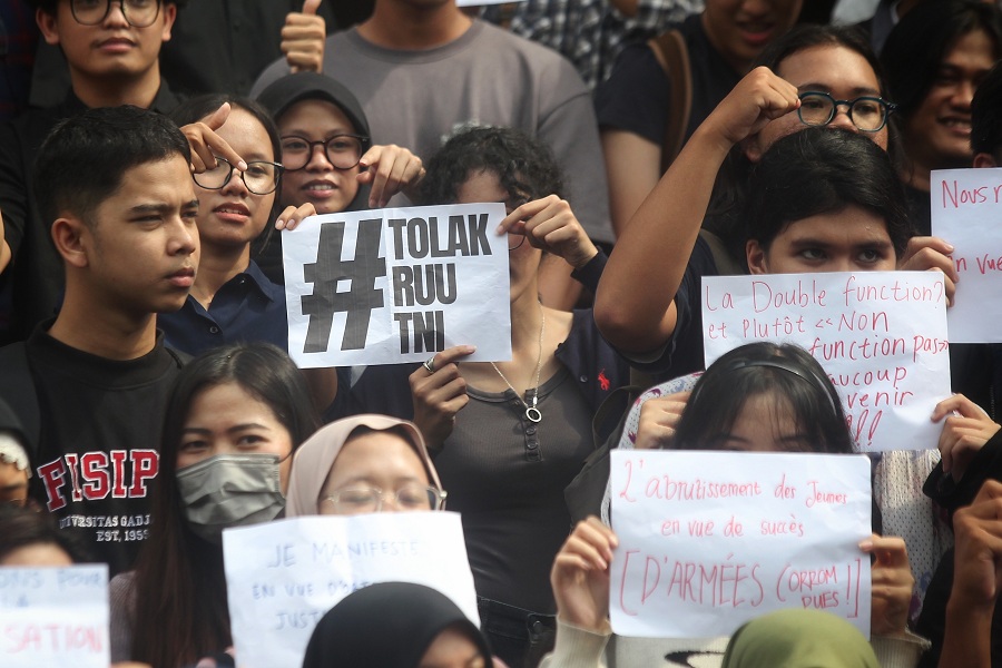 Civitas akademika menggelar aksi tolak revisi RUU TNI di halaman Balairung, Kampus UGM, Jogja, Selasa (18/3/2025)