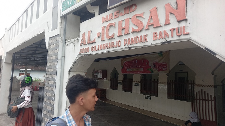 Masjid Al Ichsan di Jodog, Gilangharjo, Pandak yang menjadi tempat takjilan bukber pada Sabtu (15/3/2025) dan berujung puluhan orang keracunan.