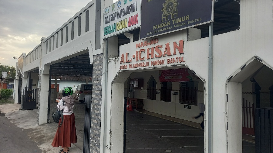 TKP Masjid Al-Ichsan yang menjadi tempat takjilan bukber pada Sabtu (15/3/2025) yang mengakibatkan puluhan orang alami keracunan.