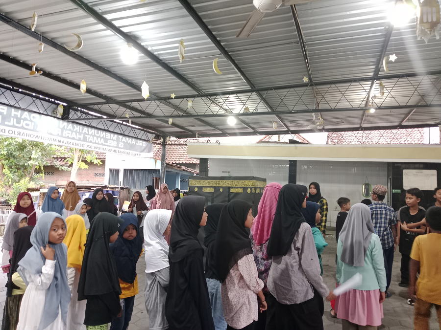 PRAKTIK: Kegiatan latihan manasik haji oleh santri Masjid Safinatun Najah. Masjid ini mengisi kegiatan selama Ramadan dengan berbagai kegiatan kreatif.