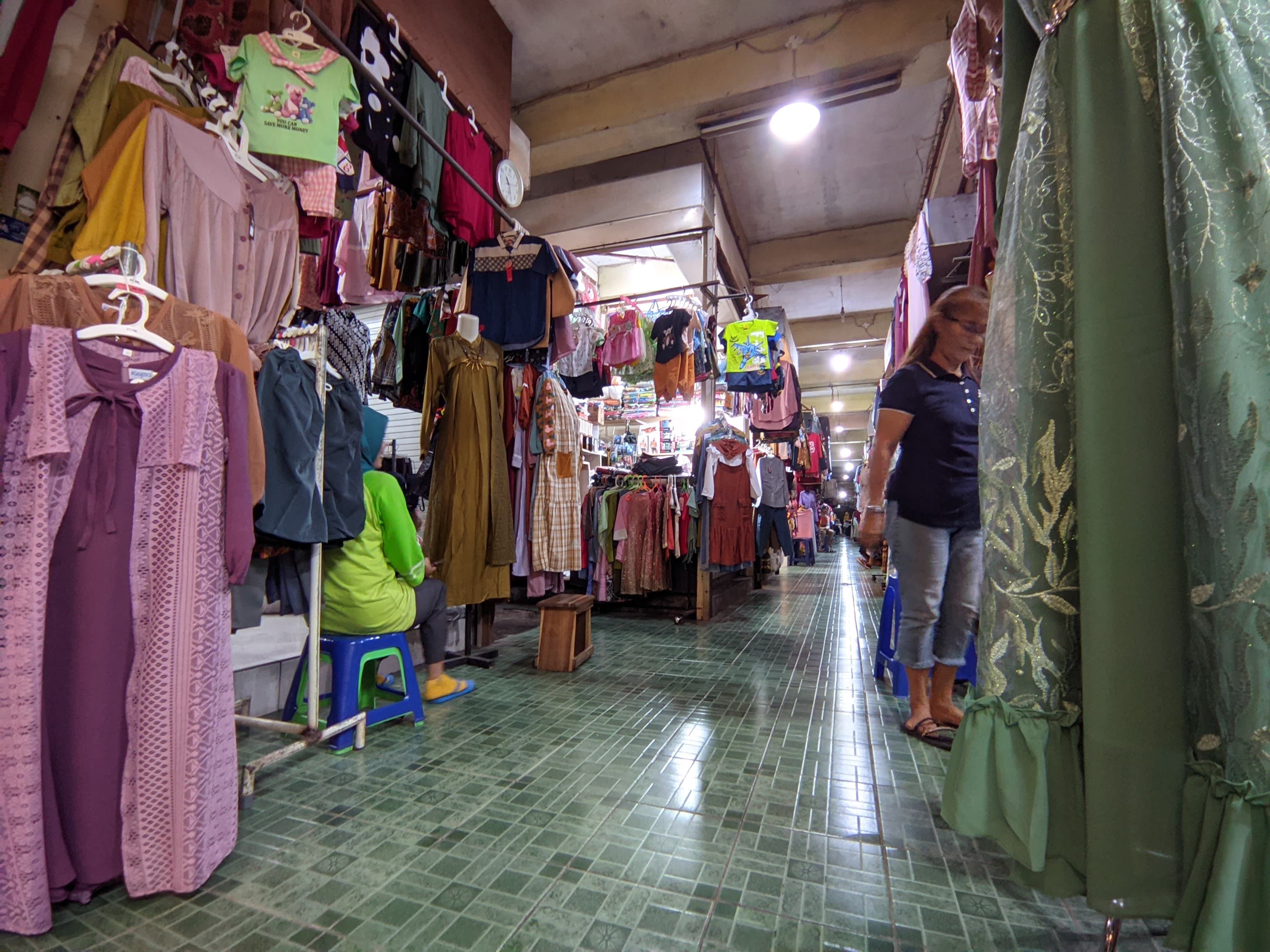 SEPI: Suasana toko baju di Pasar Wates yang tak dikunjungi pembeli menjelang lebaran.&nbsp;