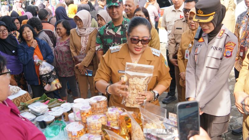 Bupati Gunungkidul Endah Subekti Kuntariningsih saat meninjau kegiatan pasar murah di Dinas Pertanian dan Pangan Gunungkidul, Selasa (18/3).