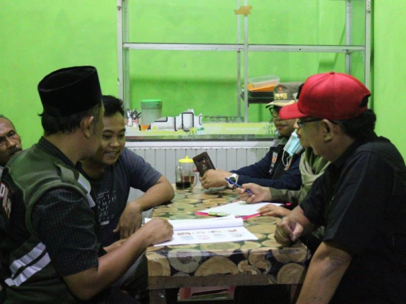 DIBERI PERINGATAN: Petugas Satpol PP Kebumen memberikan pembinaan kepada pemandu lagu dan pengelola tempat karaoke untuk tidak melayani tamu selama Ramadan.
