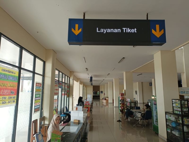 SAMBUT MUDIK: Petugas layanan tiket di Terminal Tipe A Kebumen mengungkapkan ada kenaikan tarif tiket bus selama musim libur Lebaran.