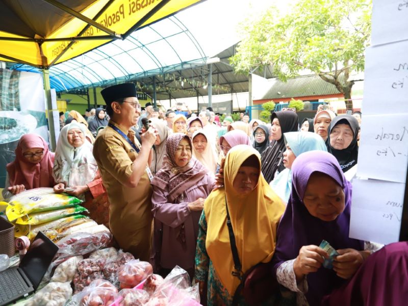 PASAR MURAH: Sekda Kebumen Edi Rianto memimpin gerakan pangan murah (GPM) dan pengobatan gratis di Masjid Hidayaturrosyidin, Kembangsawit, Ambal Selasa (18/3).