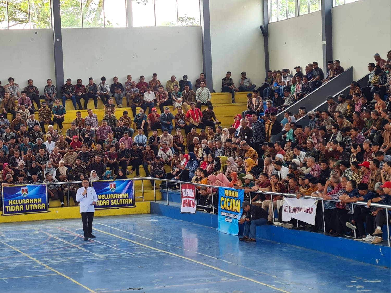 KOMUNIKASI: Wali Kota Magelang Damar Prasetyono saat berinteraksi dengan para ketua RT dan RW usai pengukuhan, Selasa (18/3/2025).