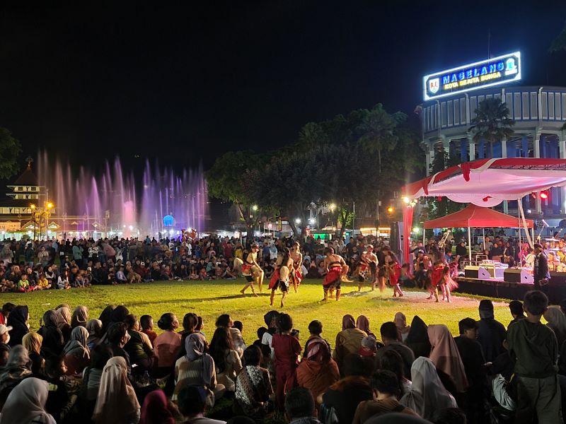 ANTUSIAS: Warga berduyun-duyun datang ke Alun-Alun Magelang untuk menyaksikan pentas kesenian.