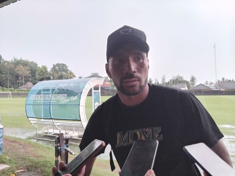 Manajer PSS Sleman Leonard Tupamahu