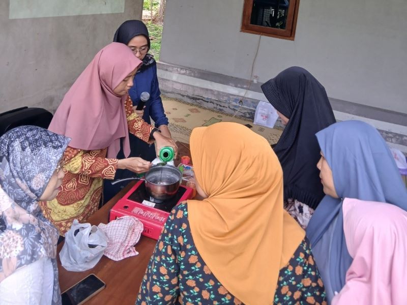 INOVASI: Tim pengabdian masyarakat dari UPY yang terdiri atas para dosen saat mengajari ibu-ibu di Padukuhan Grujugan, Bantul mengubah minyak jelantah jadi lilin aromaterapi.