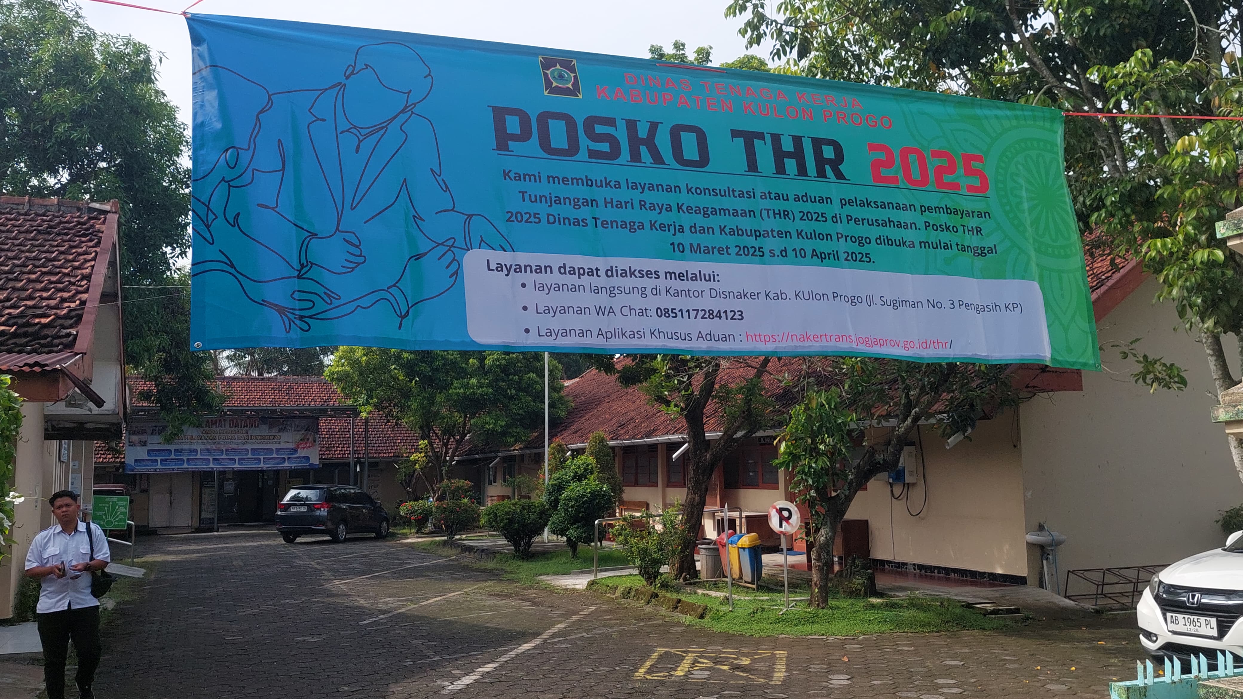 BANNER: Pendirian tempat konsultasi THR menjelang lebaran.&nbsp;