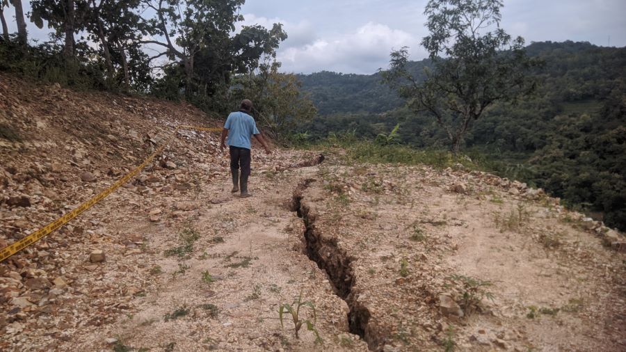 Retakan dikhawatirkan memicu longsor susulan di Bukit Clongop, Kalurahan Hargomulyo, Kapanewon Gedangsari, Gunungkidul, Selasa (18/3).
